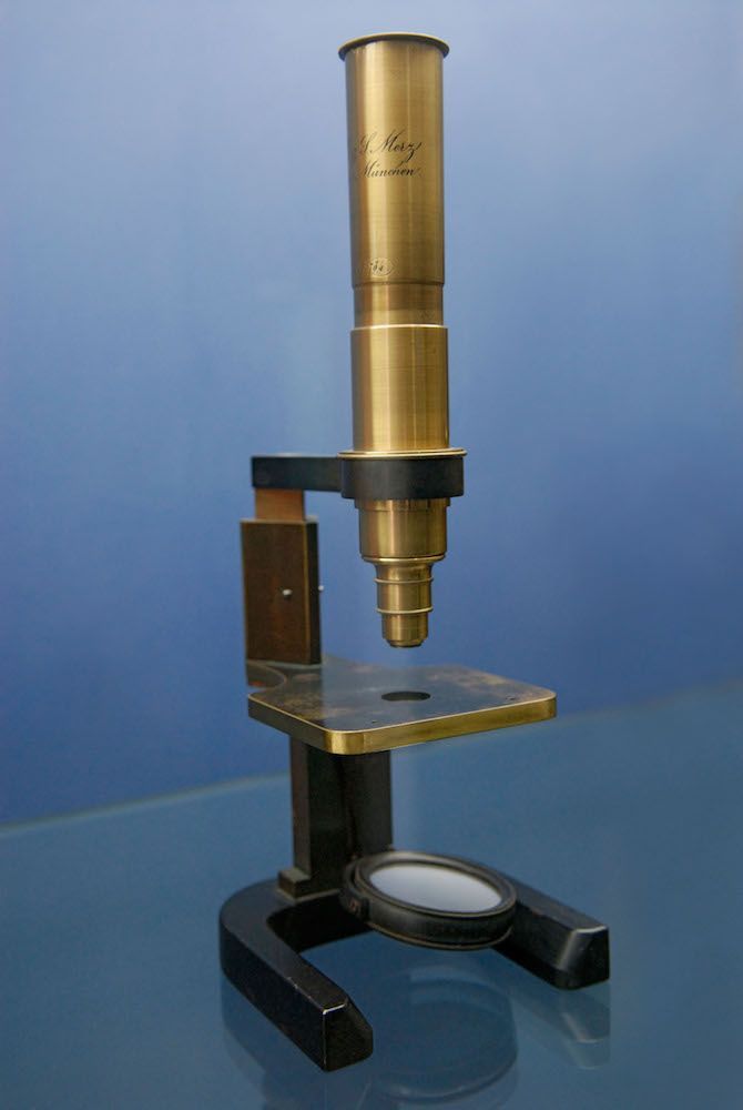 来自1870年的纯铜显微镜
